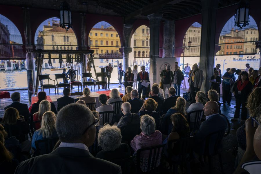 Il pubblico nella loggia del Mercato del Pesce, con gli archi aperti sul Canal Grande