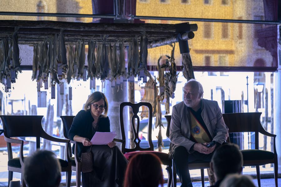La lectio brevis, con i due relatori seduti sotto la rastrelliera degli stoccafissi